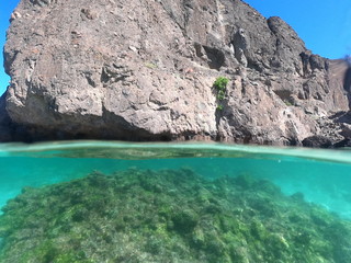 Fototapeta premium El mar en una playa rocosa en Balandra, BCS