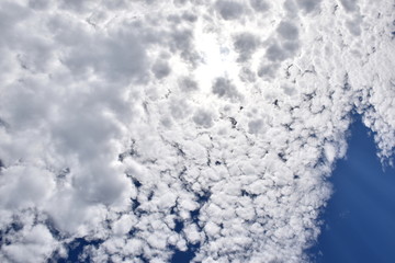 Wolkenmuster vor blauem Himmel