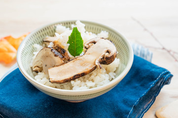 ご飯茶碗の松茸ごはん