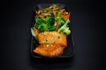 Grilled Salmon with Vegetebles