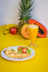 Fototapeta na wymiar Omelet de huevo con jugo de naranja