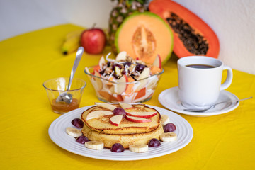 Hot cakes con fruta