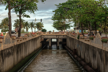 Obraz premium bridge over the canal