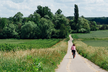 femme sur un vélo en balade dans la campagne