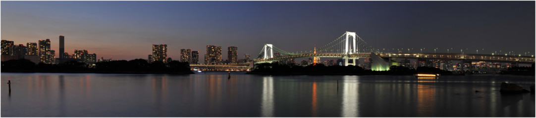 Fototapeta na wymiar Panorama of « rainbow bridge » in Tokyo bay, at night.