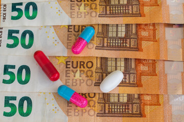 Euro banknotes and tablets, symbol photo for drug costs