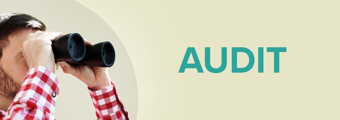 Audit. Mann bei Beobachtung mit Fernglas (Panorama Format). Türkiser Text in deutsch auf...
