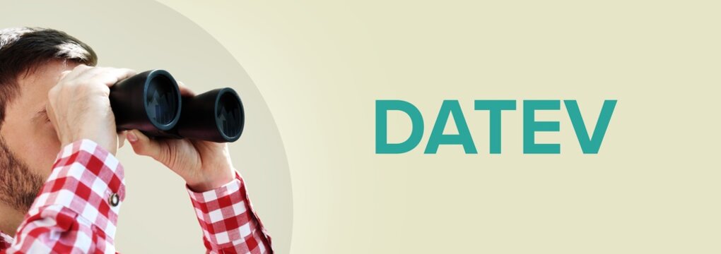 DATEV. Mann bei Beobachtung mit Fernglas (Panorama Format). T&uuml;rkiser Text in deutsch auf Hintergrund (beige).