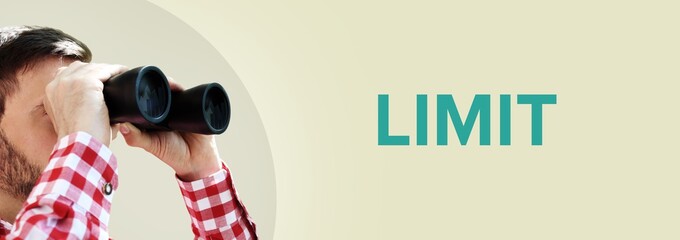 Limit. Mann bei Beobachtung mit Fernglas (Panorama Format). Türkiser Text in deutsch auf...