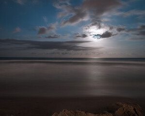 Luna llena desde la costa