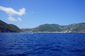 Fototapeta na wymiar Isola di Lipari vista dal mare, un bellissimo panorama sull'arcipelago delle isole Eolie, Sicilia Italia