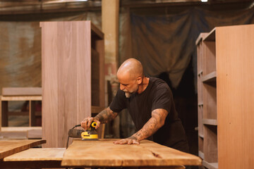 Carpintero Mexicano lijando una puerta en taller de carpintería