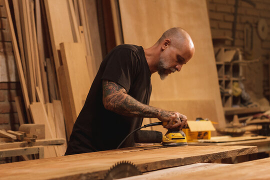 Carpintero Mexicano lijando una puerta en taller de carpinter&iacute;a