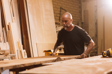 Carpintero mexicano latino artesano en taller