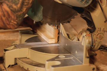 Detalle de sierra electrica cortando madera