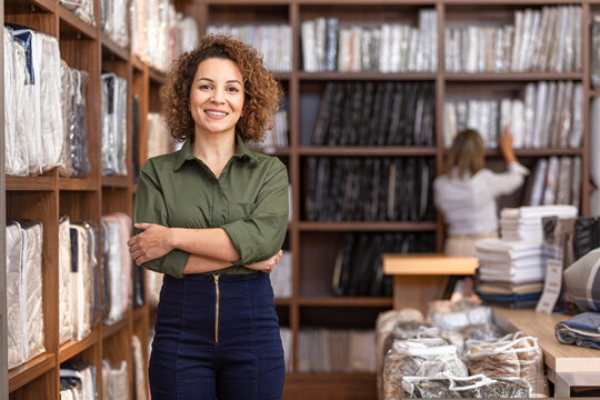 Mulher latina em seu espa&ccedil;o de trabalho.