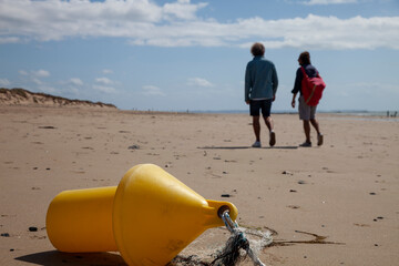 deux hommes qui marchent et se promènent sur la plage