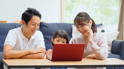 パソコンを使う家族