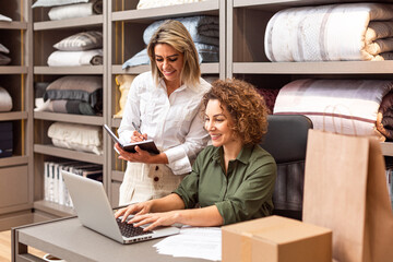 Mulheres de negócio em ambiente de trabalho.