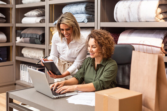 Mulheres de neg&oacute;cio em ambiente de trabalho.