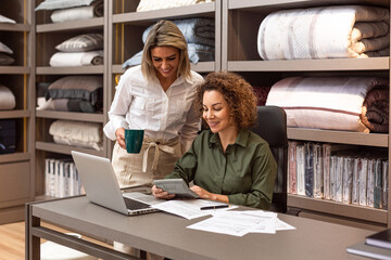 Mulheres de negócio em ambiente de trabalho.