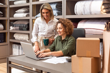 Mulheres de negócio em ambiente de trabalho.