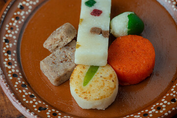 Cocadas dulces mexicanos tradicionales de coco leche y azúcar  frutas decoradas limón colores...