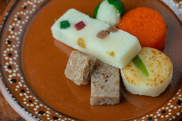 Cocadas dulces mexicanos tradicionales de coco leche y azúcar  frutas decoradas limón colores latina tropical acapulco guerrero costa celebraciones decorativa alegría fiesta día de muertos navidad