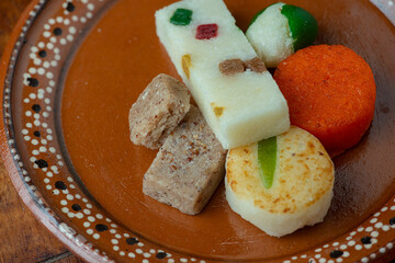 Cocadas dulces mexicanos tradicionales de coco leche y azúcar  frutas decoradas limón colores...
