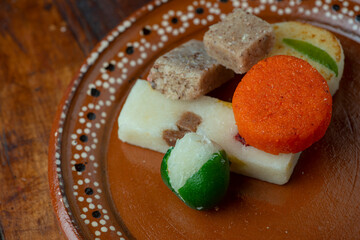 Cocadas dulces mexicanos tradicionales de coco leche y azúcar  frutas decoradas limón colores latina tropical acapulco guerrero costa celebraciones decorativa alegría fiesta día de muertos navidad