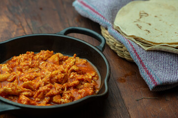 huevo guisado en salsa roja jitomate picante mexicano sabroso sazón tortillas maíz latino alimento guiso cocina comida rica hogareña casera almuerzo desayuno