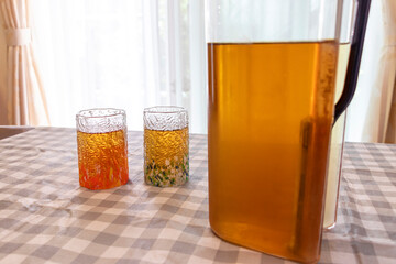 麦茶が入ったグラスとプラスチックのポット