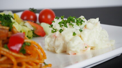 盛り付けられたポテトサラダ