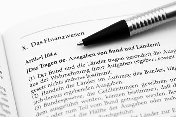 Obraz premium Finanzwesen Grundgesetz Artikel 104a