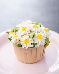 Beautiful flower cupcake for wedding, daisy