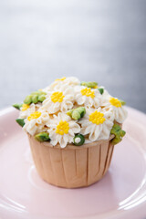 Fototapeta na wymiar Beautiful flower cupcake for wedding, daisy