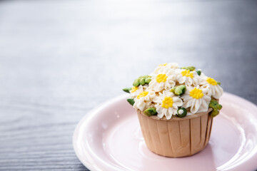 Beautiful flower cupcake for wedding, daisy