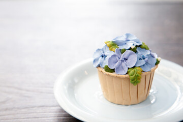 Fototapeta na wymiar Beautiful flower cupcake for wedding, Hydrangea