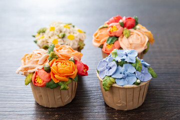 Fototapeta na wymiar Beautiful flower cupcake for wedding