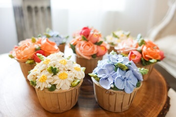 Fototapeta na wymiar Beautiful flower cupcake for wedding
