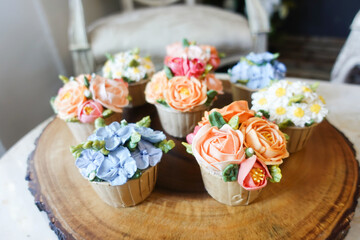 Obraz na płótnie Canvas Beautiful flower cupcake for wedding