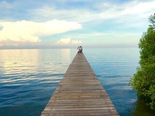 Obraz premium Wood jetty and beautiful blue sea at Laem Phak Bia Environmental Study and Development Project in Phetchaburi,Thailand 