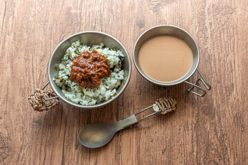 キャンプでカレー　Curry rice made in frying pan to outdoor