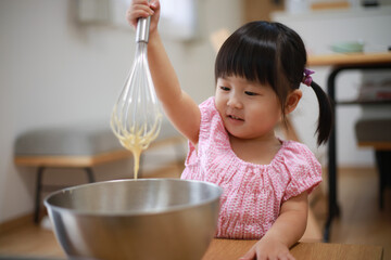 料理する女の子