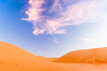 Fototapeta na wymiar Amazing sand dunes and sky in Liwa of UAE