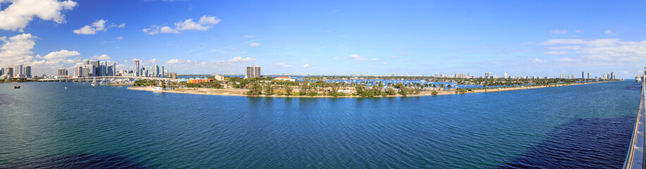 Fototapeta premium Panoramic view over the Miami Causeway to Miami Beach from the Port of Miami