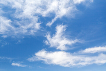 Obraz premium White altocumulus clouds over deep blue sky at daytime