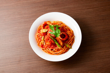 帆立とイカの魚介類が入ったトマトソースのパスタ【真俯瞰】