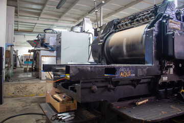 Fototapeta na wymiar Máquina de imprimir grande en una fábrica de imprenta