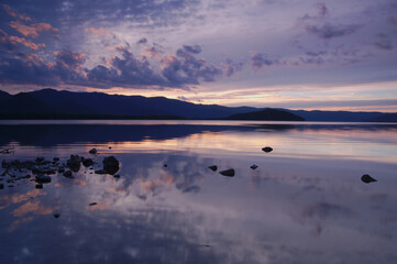 Fototapeta premium 黄昏の湖のリフレクション。屈斜路湖、北海道。 Twilight sky and silhouettes of mountains reflected on the lake of still water. Lake kussharo,hokkaido,japan.